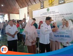 Pemkab Pamekasan Serahkan Simbolis Jerigen BBM Subsidi dan Kartu BPJS Ketenagakerjaan untuk Nelayan