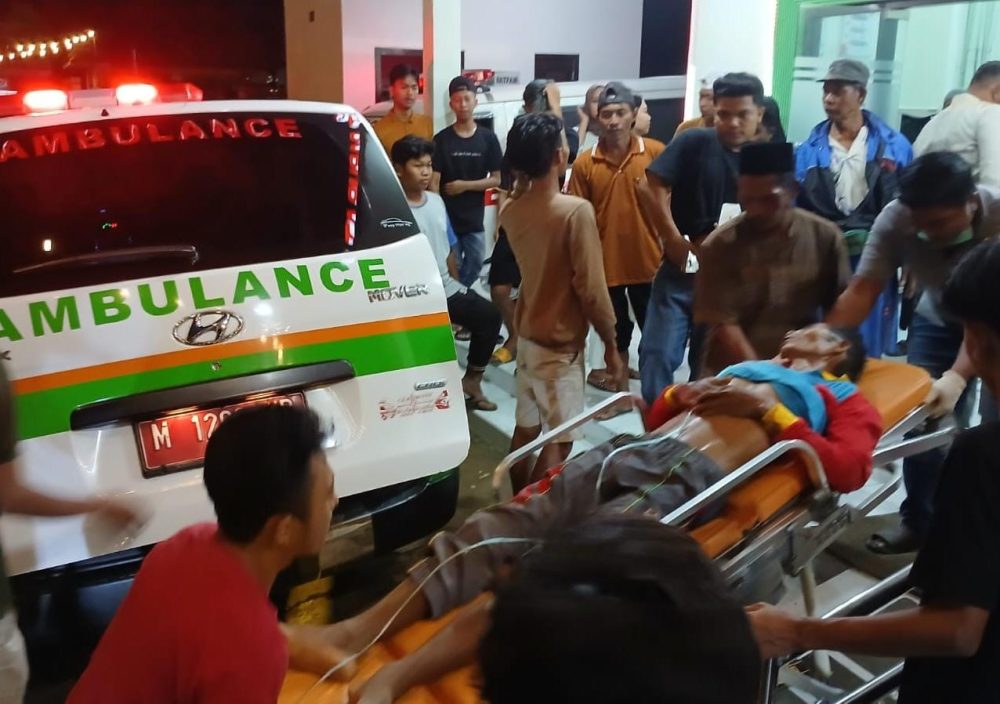 Salah satu penonton yang menjadi korban saat menyaksikan Kerapan Sapi se-Madura