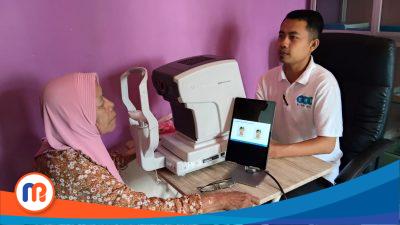 Warga Jatra Timur sedang memeriksakan kesehatan matanya ke petugas klinik KMU di Kantor Desa Jatra Timur