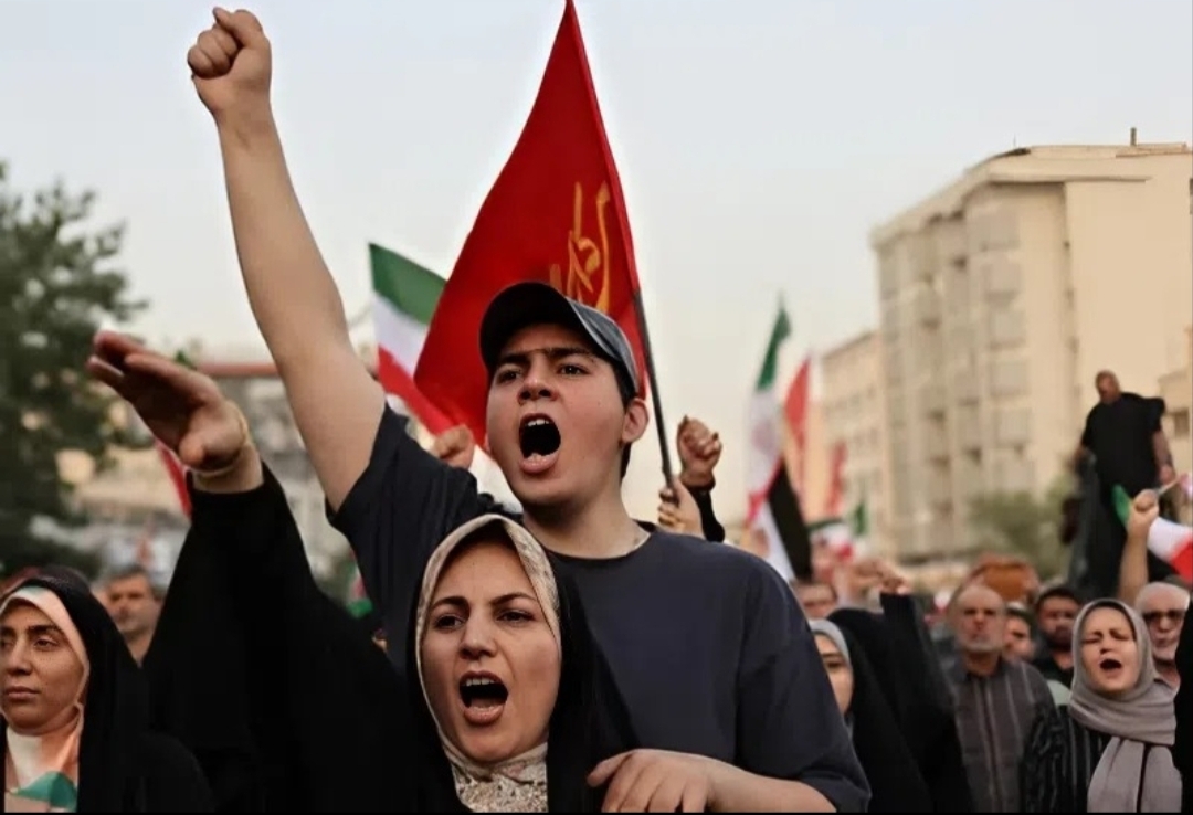 Potret kerumunan warga menunjukkan suasana pasca-kesepakatan gencatan senjata antara Iran dan Israel yang mulai berlaku Rabu, 25 Juni 2025. Baik Iran maupun Israel sama-sama mengklaim kemenangan dalam konflik selama 12 hari ini.