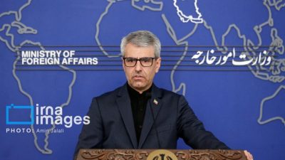 Esmaeil Baqaei, Juru Bicara Kementerian Luar Negeri (Kemlu) Iran, aktif menyampaikan sikap resmi Teheran terkait isu internasional dan secara rutin menanggapi kebijakan Amerika Serikat, Israel, serta negara-negara Eropa dalam konferensi pers mingguan yang mencerminkan posisi politik dan diplomatik Iran di tengah ketegangan regional.