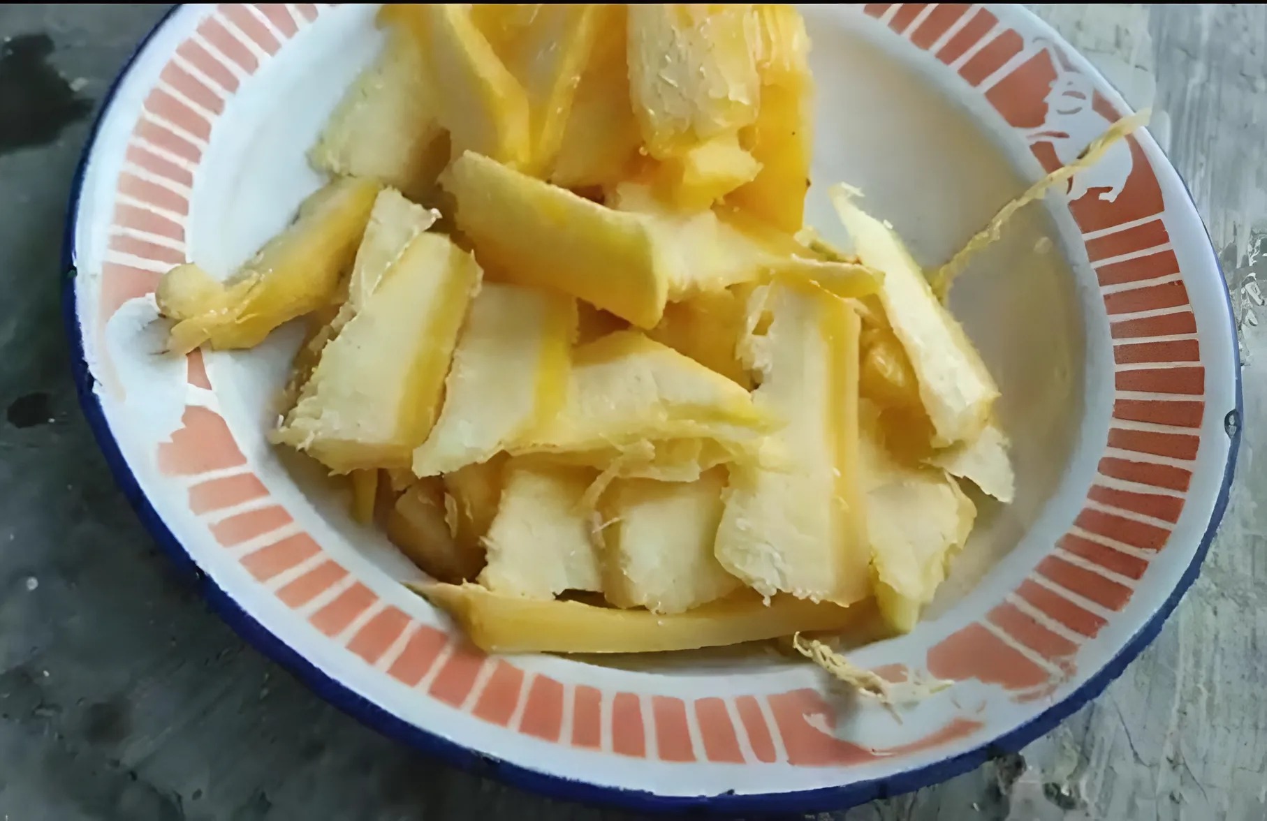 Keripik Tette, camilan khas Madura asal Kabupaten Pamekasan. Camilan dengan rasa gurih dan pedas ini melegenda di Pamekasan, bahkan Madura