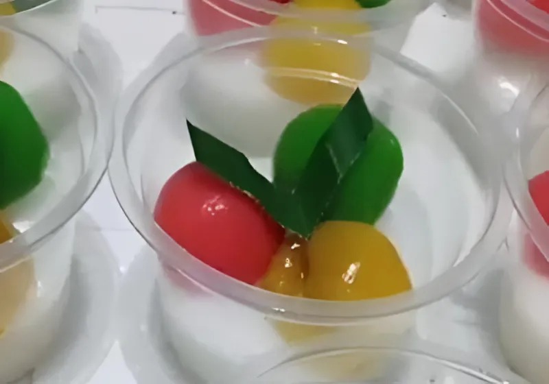 Tangkapan layar kudapan kue putri mandi terbuat dari tepung palut yang dibentuk bulat dan leper di tengah. Kudapan ini sering dirindukan penikmat kuliner karena rasanya yang legit