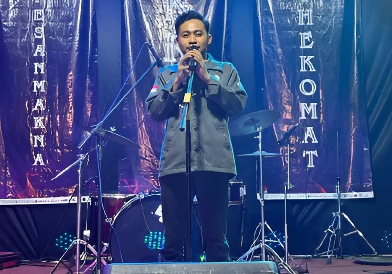 Moh. Sulhan, Presiden Mahasiswa STKIP PGRI Bangkalan, tampak berdiri tegas di atas panggung saat menyampaikan pidato penutupan Gema Pendidikan 2025, Sabtu (28/06/2025) malam. Dengan suara lantang dan gestur penuh semangat, ia melontarkan kritik tajam terhadap pimpinan kampusnya, sekaligus menyerukan pentingnya kepemimpinan yang hadir dan berpihak pada pengembangan potensi civitas akademika.