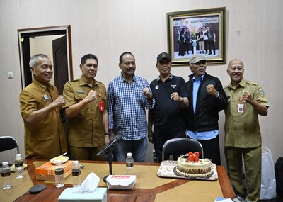 Muhammad Nabil, Ketua Umum KONI Jawa Timur, bersama Kepala Dinas Pemuda dan Olahraga Jatim, Wawan Hadiawan, saat meninjau persiapan Kirab Api Porprov.
