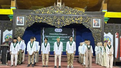 Para pengurus Himpunan Mahasiswa Islam (HMI) Komisariat Ilmu Sosial dan Ilmu Budaya periode 2025–2026 mengikuti prosesi pelantikan di Pendopo Pratanu, Kabupaten Bangkalan, pada Kamis, 26 Juni 2025. Momen ini menandai dimulainya masa kepemimpinan baru dengan semangat revitalisasi organisasi.