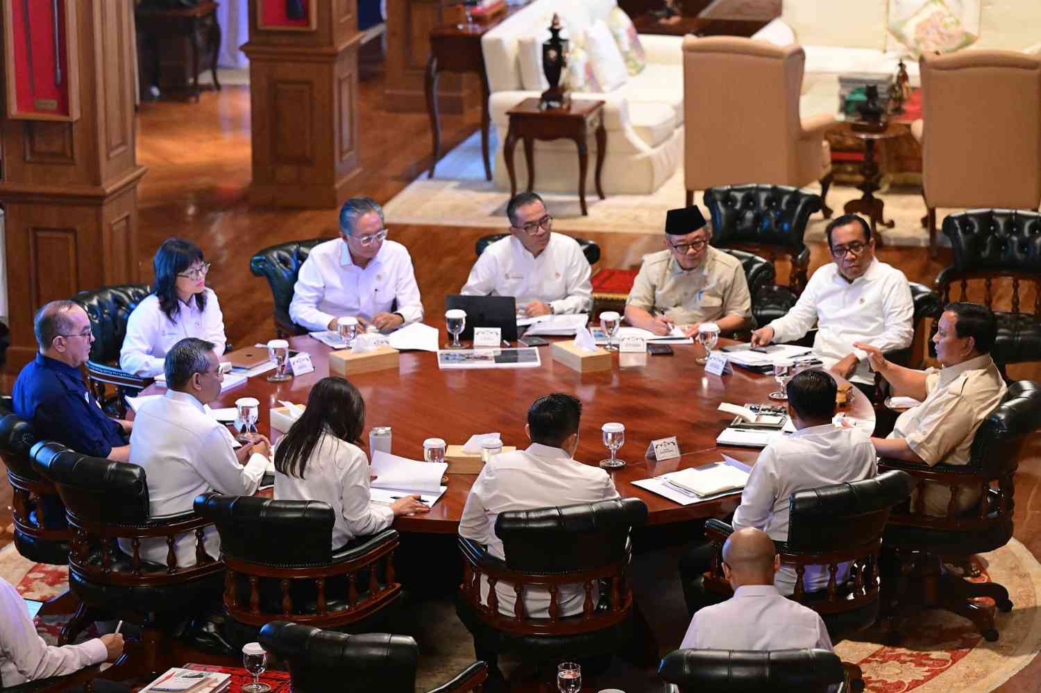 Presiden Prabowo Subianto memimpin rapat terbatas bersama jajaran menteri Kabinet Merah Putih di kediamannya di Hambalang, Kabupaten Bogor, Senin (23/06/2025). Dalam rapat tersebut, Presiden menegaskan pentingnya pendidikan berkelas dunia sebagai fondasi kemandirian nasional di berbagai sektor strategis.
