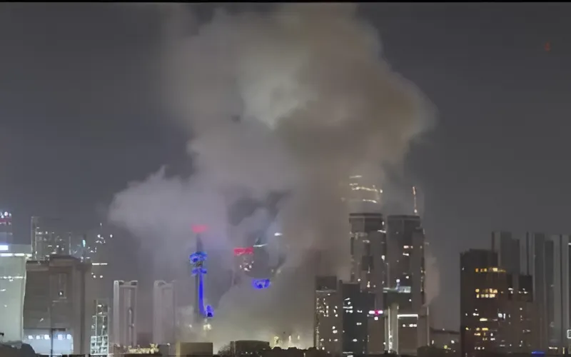 Tangkapan layar serangan rudal Iran ke Israel, pada Jumat (13/06/2025) kemarin. Tampak asap mengepul pasca serangan rudal tersebut