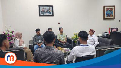 Manager PLN UP3 Madura Fahmi Fahresi bersama mahasiswa madura di Kantor PLN UP3 Madura