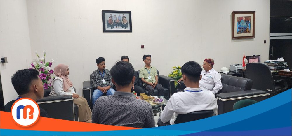 Manager PLN UP3 Madura Fahmi Fahresi bersama mahasiswa madura di Kantor PLN UP3 Madura
