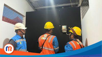 Manager ULP Pamekasan, Agus Riyadi, bersama tim teknik cek Keandalan Listrik di Pusat Kuliner Food Colony