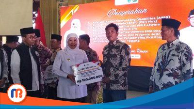 Gubernur Jawa Timur Khofifah Indar Parawansa bersama Bupati Pamekasan Memberikan Bantuan kepada kepala desa di Pamekasan
