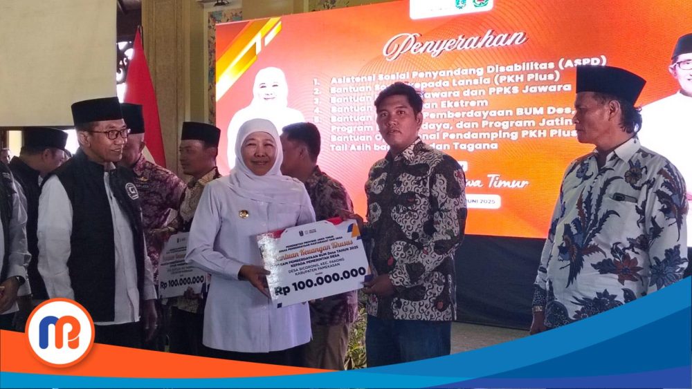 Gubernur Jawa Timur Khofifah Indar Parawansa bersama Bupati Pamekasan Memberikan Bantuan kepada kepala desa di Pamekasan