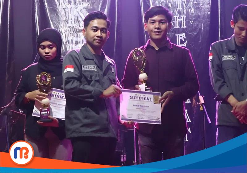 Abdur Rohman, peraih juara kedua Lomba Orasi Pendidikan se-Nasional, berdiri bersama Moh. Sulhan, Presiden Mahasiswa STKIP PGRI Bangkalan, usai acara berlangsung di kampus STKIP PGRI Bangkalan, Sabtu (28/06/2025). Momen ini menandai puncak semangat intelektual yang mengalir dari panggung orasi ke gerakan nyata.