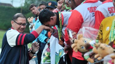 Para pemain Gateball Kabupaten Mojokerto resmi menerima medali emas dalam ajang Pekan Olahraga Provinsi (Porprov) Jawa Timur 2025 yang berlangsung di Kota Batu, Rabu (02/07/2025).