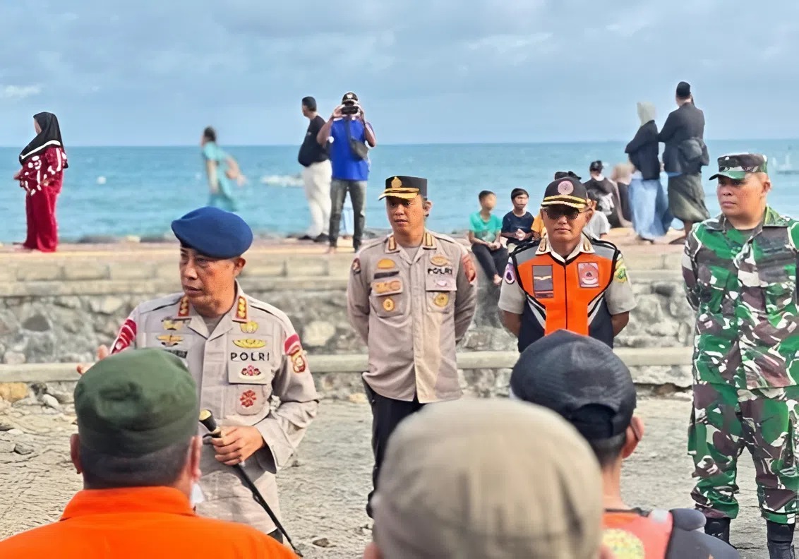 Dansat Brimob Polda Bali, Kombes Rachmat Hendrawan, dan Kabid Humas, Kombes Ariasandy, memimpin apel pencarian korban kapal tenggelam di Jembrana, yang melibatkan berbagai unsur.