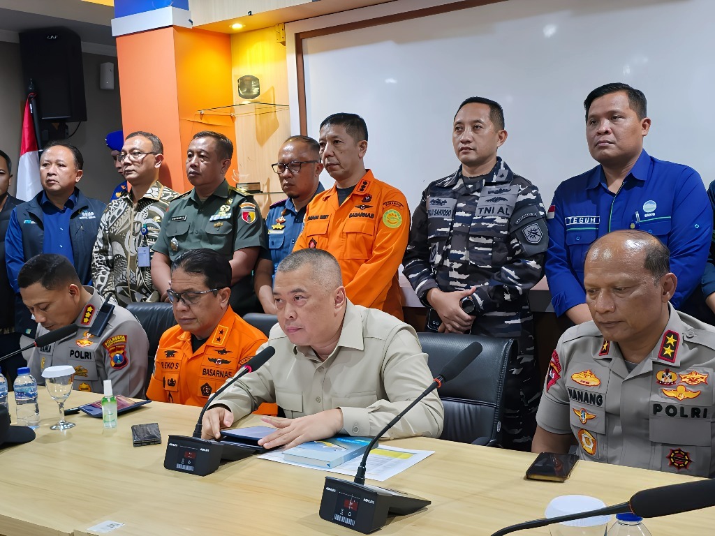 Menteri Perhubungan (Menhub), Dudy Purwagandhi memantau langsung proses evakuasi KMP Tunu Pratama Jaya di Pelabuhan Ketapang, Banyuwangi, Jawa Timur.