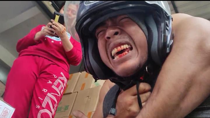 Kurir JNT di aniaya oleh Arif, yang akrab disapa Ayik