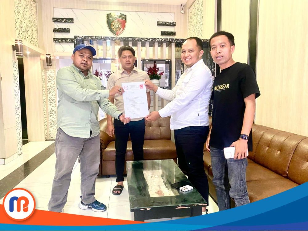 Aktivis Madura di Kantor Intel Polda Jatim saat menyerahkan surat pemberitahuan demo