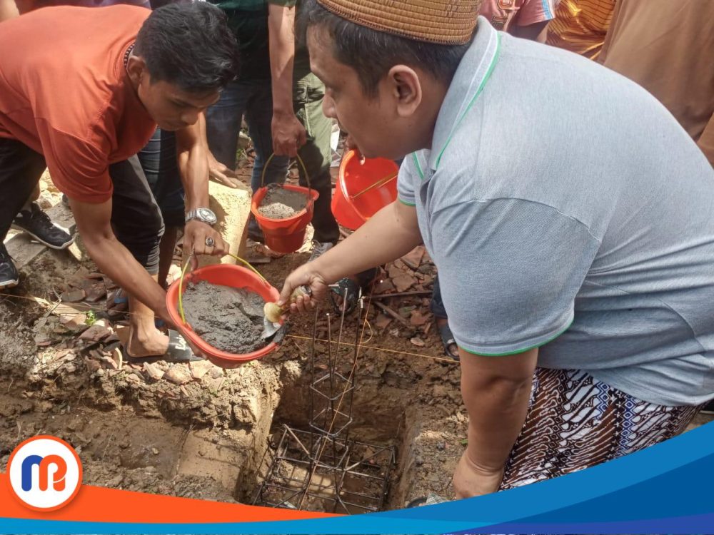 CEO BMC, H. Khairul Umam (H. Her), turut serta secara langsung dalam kegiatan pemberian bantuan kepada warga kurang mampu melalui program bedah rumah dan peletakan batu pertama bagi pasangan suami istri di Desa Konang, Kecamatan Galis, Kabupaten Pamekasan.
