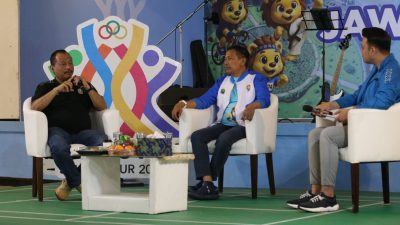 Muhammad Nabil (kiri), Ketua Komite Olahraga Nasional Indonesia (KONI) Provinsi Jawa Timur, dalam acara talk show (gelar wicara) bersama Wali Kota Malang, Wahyu Hidayat, yang berlangsung di Media Center Sima, Kota Malang, pada Kamis (03/07/2025).