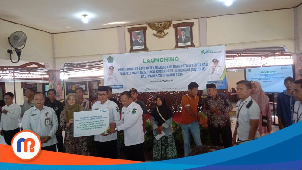 Bupati dan wakil Bupati Pamekasan serta kepala BPJS Ketenagakerjaan menyerahkan langsung bantuan kepada Buruh petani Program BPJS Ketenagakerjaan