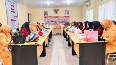 Kegiatan Ecoprint Ramah Lingkungan DWP Bappeda Sumenep pada Jumat (4/7/2025)