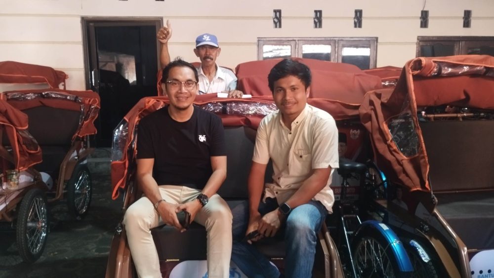 Azmi Koordinator Gerakan Solidaritas Nasional (GSN) Pamekasan saat berada diatas Becak Liatrik