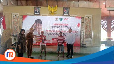 Penyerahan bantuan becak diberikan langsung oleh Bupati Pamekasan kepada penerima bantuan becak listrik