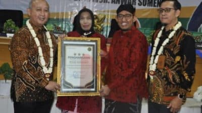 Direktur RSUD dr. Moh. Anwar, Erliyati, bersama Bupati Sumenep, Achmad Fauzi Wongsojudo (dua dari kanan) saat menerima penghargaan dari BPJS Kesehatan RI.