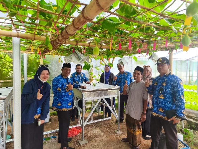 Kepala DKPP Sumenep Chainur saat meninjau langsung uji coba sistem Machida di lahan milik Halik, seorang petani di Desa Kasengan, Kecamatan Manding, Kabupaten Sumenep.