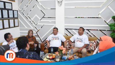 Husna Laili, yang akrab disapa Mbak Una, istri Wakil Bupati Situbondo, mengunjungi industri kosmetik KANA Factory, yang didampingi jajaran Dinas Koperasi, Perindustrian, dan Perdagangan (Diskoperindag) Kabupaten Situbondo. Kunjungan ini mencerminkan dukungan aktif Pemerintah Kabupaten (Pemkab) Situbondo terhadap sektor industri kreatif dan UMKM, yang kini mulai menunjukkan geliatnya di Jawa Timur.