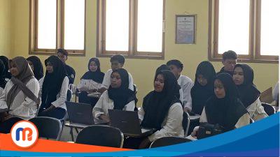 Peserta pelatihan jurnalistik digital HIMABA STKIP PGRI Bangkalan serius mengikuti sesi membangun blog, mempelajari dasar-dasar jurnalistik, dan teknik menulis feature, sebagai bagian dari upaya membentuk generasi muda yang melek teknologi dan mampu berkontribusi dalam peradaban digital.