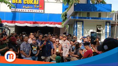 Kepala Bea Cukai Madura Pamekasan Novian Dermawan menemui para pendemo didepan kantor bea cukai madura