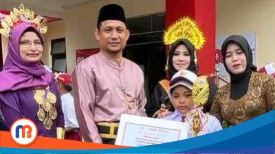 Kepala Dinas Pendidikan Kabupaten Sumenep, Agus Dwi Saputra saat memberikan Anugerahkan Trofi Juara 1 FLS2N kepada siswa Nafahatir Rohmani