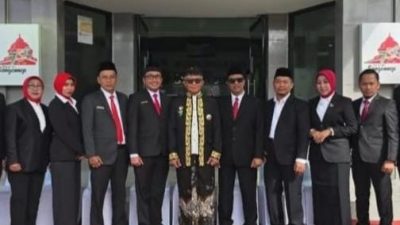 Foto Bersama Direktur Utama PT BPRS Bhakti Sumekar, Hairil Fajar bersama jajarannya