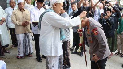 Kedatangan Kapolri Jenderal Listyo Sigit Prabowo disambut oleh pengasuh Ponpes Al-Hamidy Banyuanyar Pamekasan
