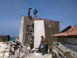 TNI dan Warga Pesisir Pamekasan Gotong Royong Pasang Atap Rumah Warga Lewat TMMD ke-125